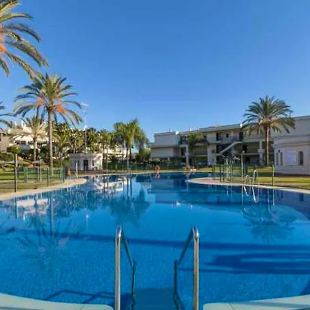 Spacious In With Shared Pool 85 M² *